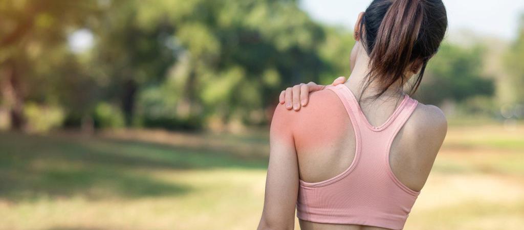 young fitness woman holding her sports injury shoulder muscle painful during training asian runner t20 gLPKJN