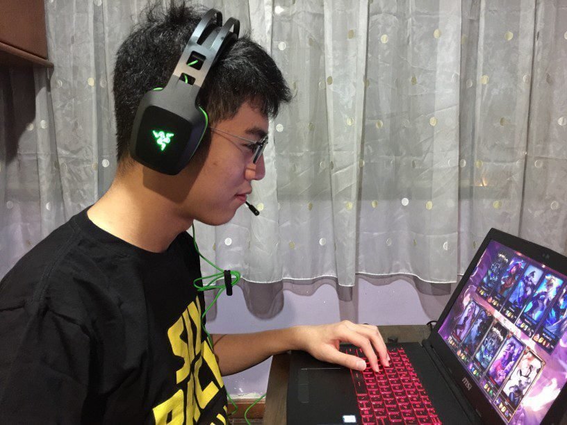 a teenage boy playing league of legends t20 rRNdmb