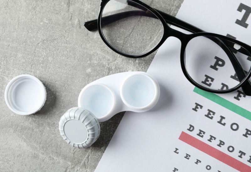 Should You Get Glasses or Contact Lenses?